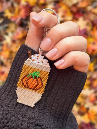 Pumpkin spice latte je prostě láska! 🎃☕️ Když mi Terka napsala, že se jí moc líbí moje korálkové “obrázky”, ale šperky moc...