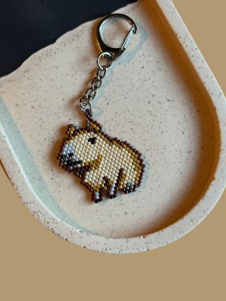 Nejklidnější zvíře na světě – teď i jako tvůj každodenní talisman! 😍✨ Tento roztomilý přívěšek s kapybarou je ručně...