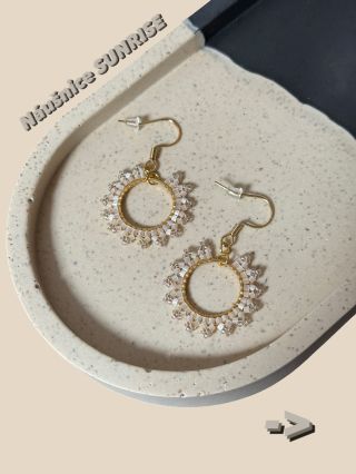 🌅 „Každý východ slunce připomíná, že každý den může být novým začátkem.“ Kulaté náušnice SUNRISE září jemnou elegancí a...